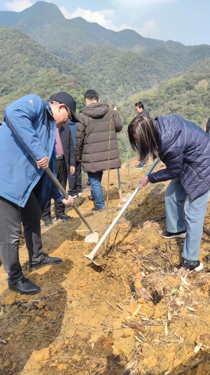 碳惠山?！ば雍糜心恪疤蓟蒎\旗”醫(yī)患共植“滬明杏林”活動(dòng)